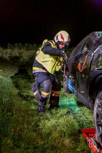 Fahrzeugabsturz von der L100 in einen tiefer gelegenen Weingarten