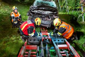 Fahrzeugabsturz von der L100 in einen tiefer gelegenen Weingarten