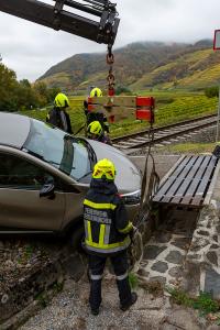 Pkw rutscht bei einem Bahnübergang in einem Wassergraben