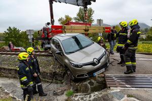 Pkw rutscht bei einem Bahnübergang in einem Wassergraben