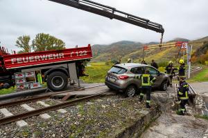 Pkw rutscht bei einem Bahnübergang in einem Wassergraben