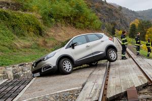 Pkw rutscht bei einem Bahnübergang in einem Wassergraben