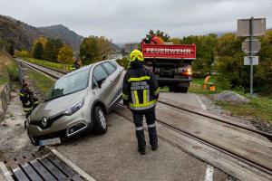 Pkw rutscht bei einem Bahnübergang in einem Wassergraben