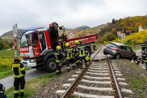 Pkw rutscht bei einem Bahnübergang in einem Wassergraben