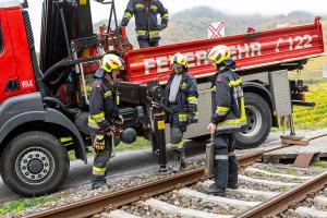 Pkw rutscht bei einem Bahnübergang in einem Wassergraben