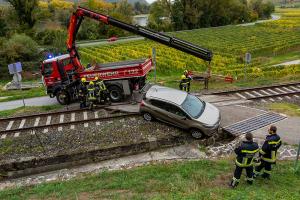 Pkw rutscht bei einem Bahnübergang in einem Wassergraben