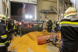 Silobrand in einem landwirtschaftlichen Betrieb in Grafenwörth