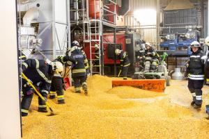 Silobrand in einem landwirtschaftlichen Betrieb in Grafenwörth