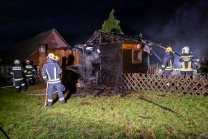 Feuerwehrmann bemerkt Brand seiner Gartenheute
