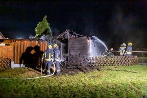 Feuerwehrmann bemerkt Brand seiner Gartenheute