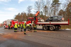 Großeinsatz von Feuerwehr und Rettungsdienst nach Frontalzusammenstoss auf der B37