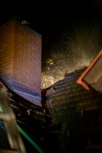 Sechs Feuerwehren bei offenen Dachstuhlbrand in Grafenwörth im Einsatz