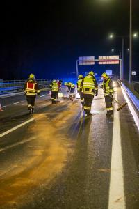 Pkw prallt auf der Donaubrücke gegen einen Traktoranhänger