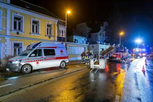 Feuerwehr und Rotes Kreuz retten verletzte Person von einem Dach