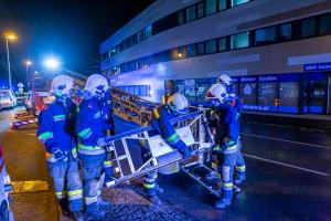 Feuerwehr und Rotes Kreuz retten verletzte Person von einem Dach