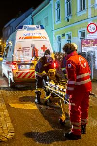 Feuerwehr und Rotes Kreuz retten verletzte Person von einem Dach