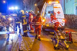 Feuerwehr und Rotes Kreuz retten verletzte Person von einem Dach