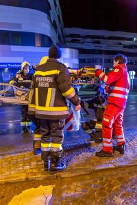 Feuerwehr und Rotes Kreuz retten verletzte Person von einem Dach