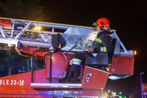 Feuerwehr und Rotes Kreuz retten verletzte Person von einem Dach