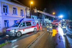 Feuerwehr und Rotes Kreuz retten eine verletzte Person von einem Dach