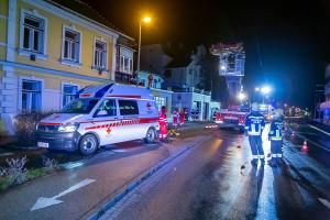 Feuerwehr und Rotes Kreuz retten verletzte Person von einem Dach