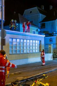 Feuerwehr und Rotes Kreuz retten verletzte Person von einem Dach