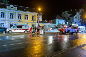 Feuerwehr und Rotes Kreuz retten verletzte Person von einem Dach