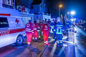 Feuerwehr und Rotes Kreuz retten verletzte Person von einem Dach