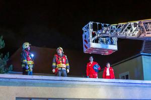 Feuerwehr und Rotes Kreuz retten verletzte Person von einem Dach