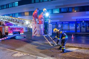 Feuerwehr und Rotes Kreuz retten verletzte Person von einem Dach