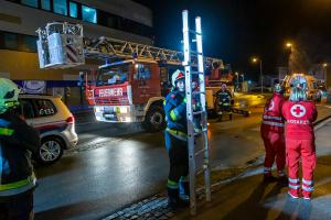 Feuerwehr und Rotes Kreuz retten verletzte Person von einem Dach