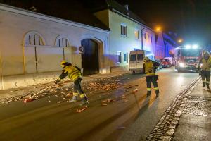 Sturm über Krems - Dachziegel landen auf der Straße