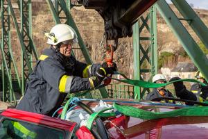 Feuerwehr befreit eingeklemmten Fahrzeuglenker nach Unfall auf der Mauterner Brücke
