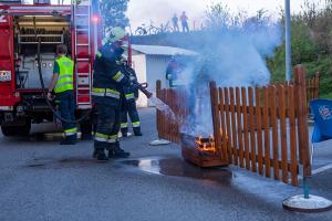 Blumenkisterl bei einer Tankstelle in Brand geraten