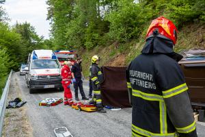 Verkehrsunfall auf der L7061 - Drei Feuerwehren im Einsatz