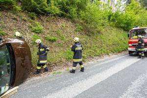 Verkehrsunfall auf der L7061 - Drei Feuerwehren im Einsatz