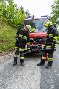 Verkehrsunfall auf der L7061 - Drei Feuerwehren im Einsatz