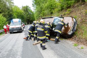 Verkehrsunfall auf der L7061 - Drei Feuerwehren im Einsatz