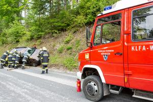 Verkehrsunfall auf der L7061 - Drei Feuerwehren im Einsatz