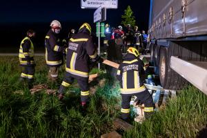 Sattelzug rutscht in einer Kurve von der Straße - Kran Krems im Einsatz