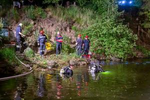 Pkw stürzt in den Stausee Ottenstein - Zwei Personen retten sich aus dem sinkenden Fahrzeug
