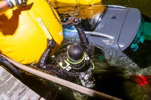 Pkw stürzt in den Stausee Ottenstein - Zwei Personen retten sich aus dem sinkenden Fahrzeug