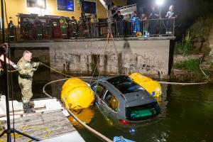 Zwei Fahrzeuginsassen retten sich aus sinkenden Fahrzeug