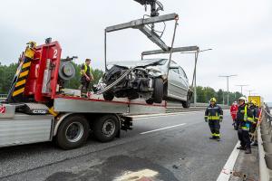 Sattelzug kollidiert auf der Donaubrücke mit einem Pkw