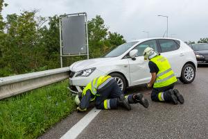 Pkw steckt auf der Abfahrt zu B35 in der Leitschiene