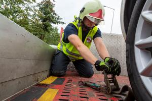 Pkw steckt auf der Abfahrt zu B35 in der Leitschiene