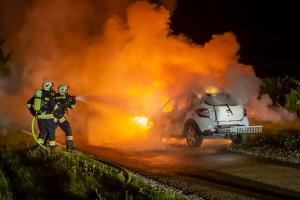 Pkw auf der Stratzinger Straße in Vollbrand