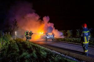 Pkw auf der Stratzinger Straße in Vollbrand