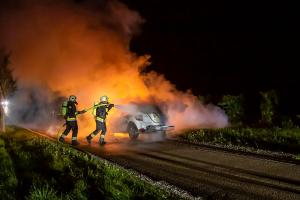 Pkw auf der Stratzinger Straße in Vollbrand