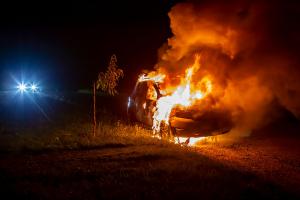 Pkw auf der Stratzinger Straße in Vollbrand